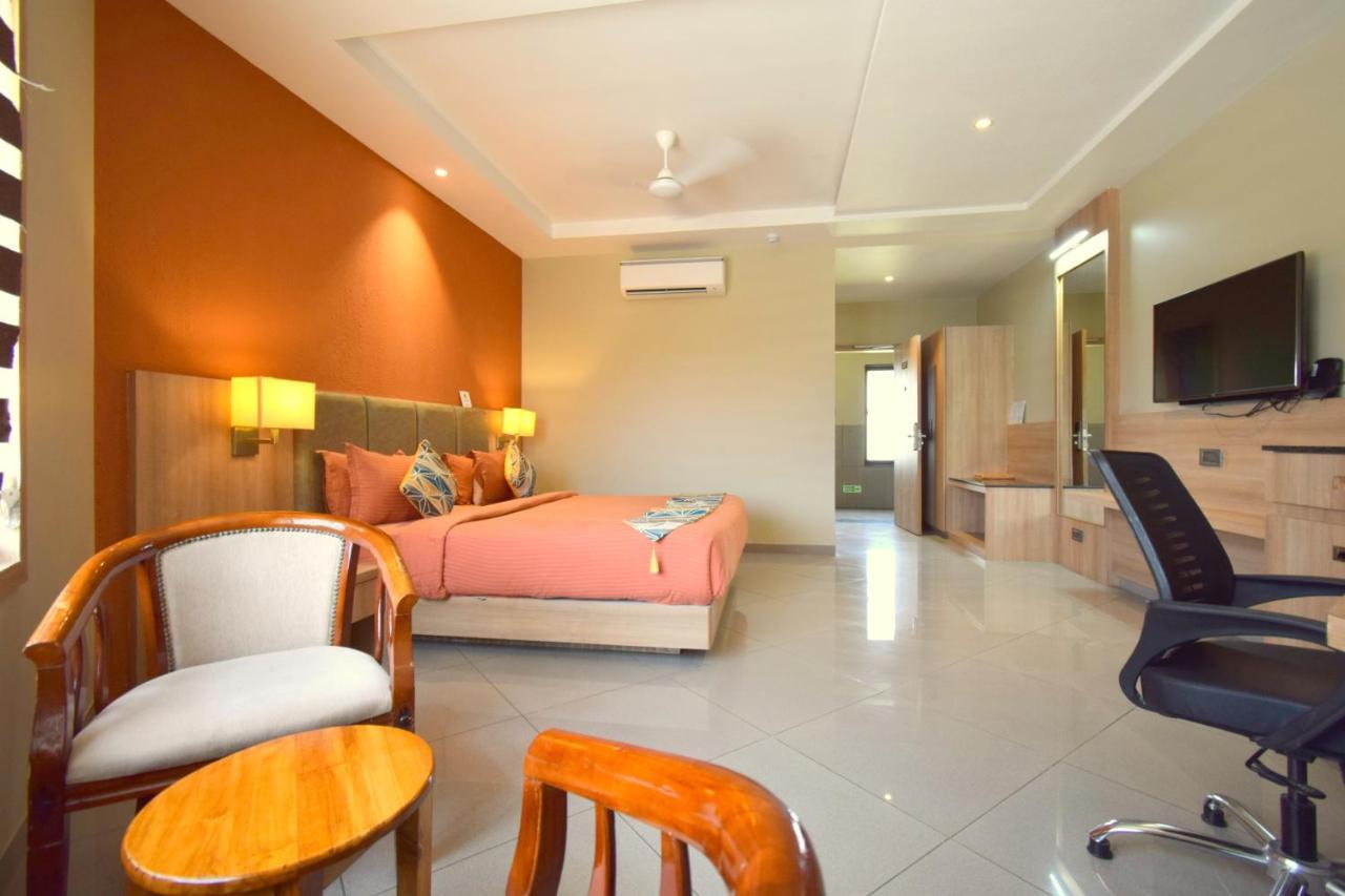 The Sky Imperial Bapu'S Resort Dwarka  Exterior photo